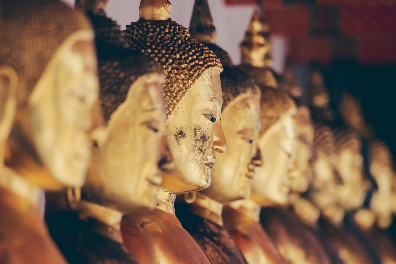 Cabeças de Buda em templo em Bangkok na Tailândia