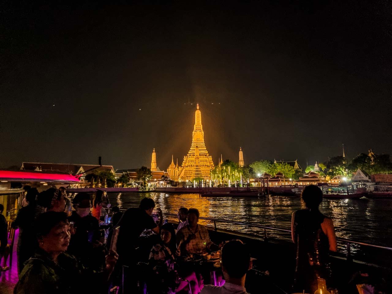 Passeio de cruzeiro noturno em Bangkok, é lindo para apreciar a noite iluminada em Bangkok Passeio de cruzeiro noturno em Bangkok