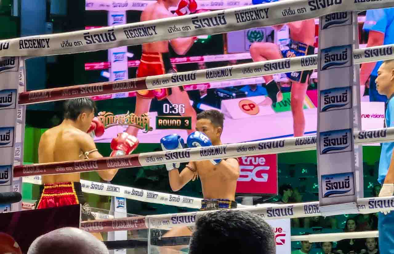 Duas pessoas lutando Muay Thai em Bangkok