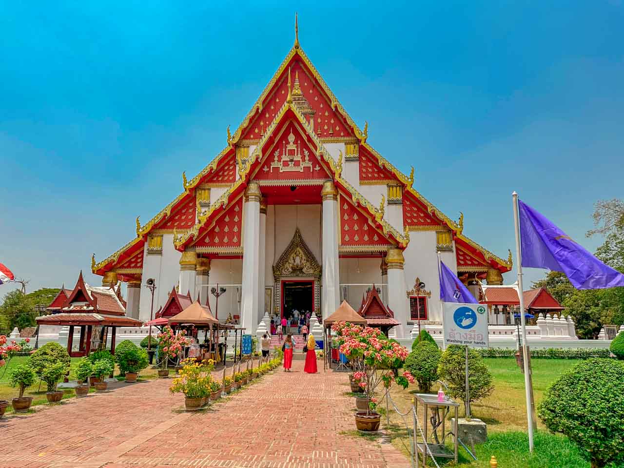 Saber como se vestir para visitar osSaber como se vestir para visitar os templos na Tailândia é um ato de respeito e gentileza. templos na Tailândia é um ato de respeito e gentileza. Um dos templos incríveis de Ayutthaya, durante o passeio saindo de Bangkok com guia em português