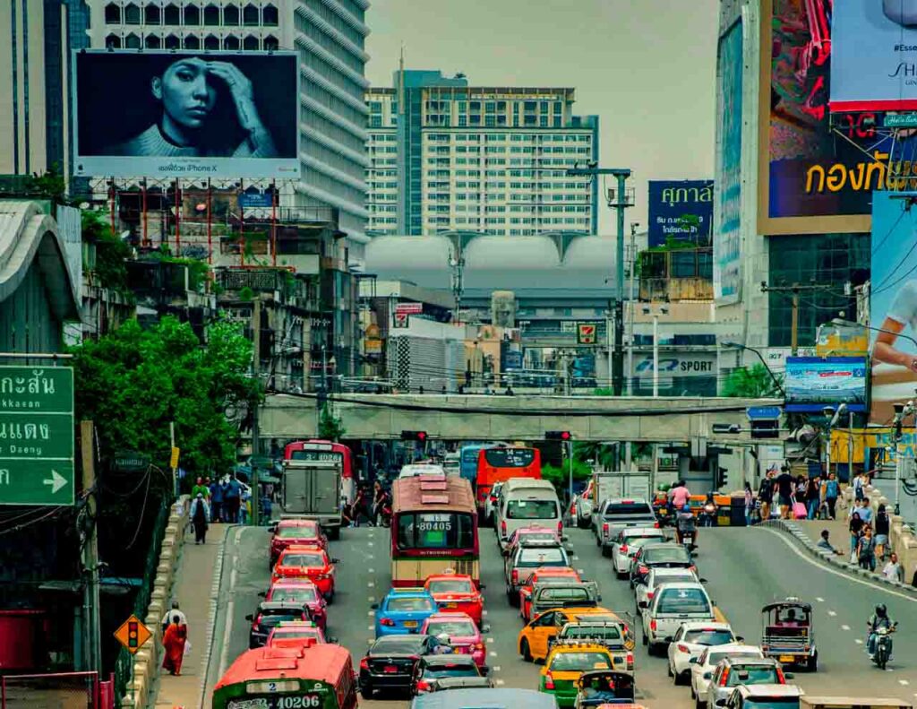 Trânsito em Bangkok e diversas palavras em Tailandês por toda os lados.