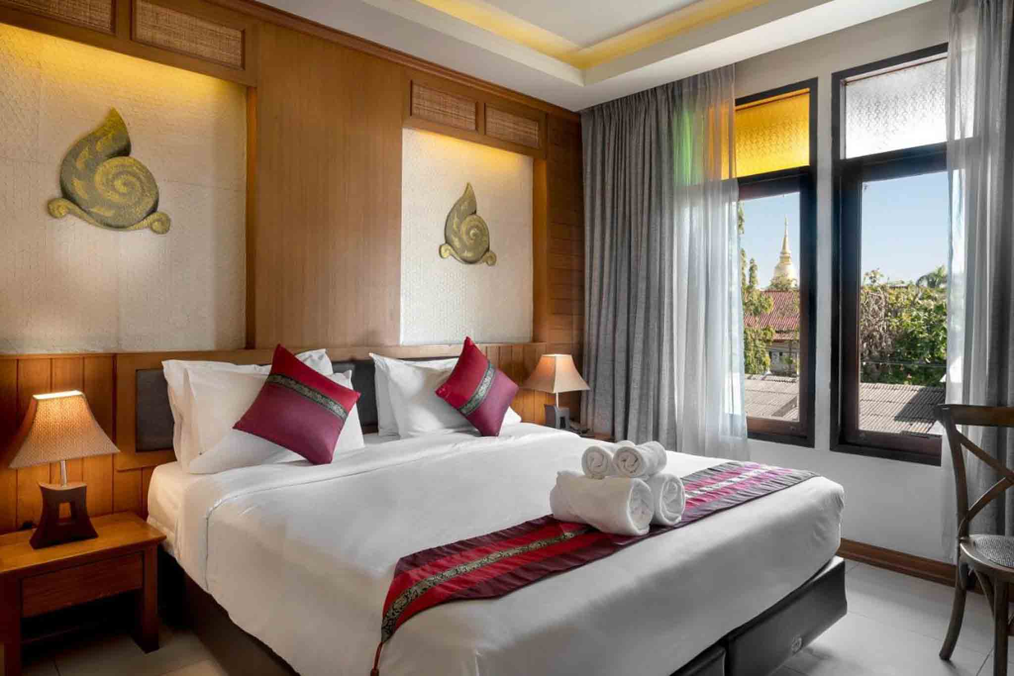 Dica de hotel com quarto com vista para o templo do Lee Chiang Hotel em Chiang Mai, Tailândia. 
