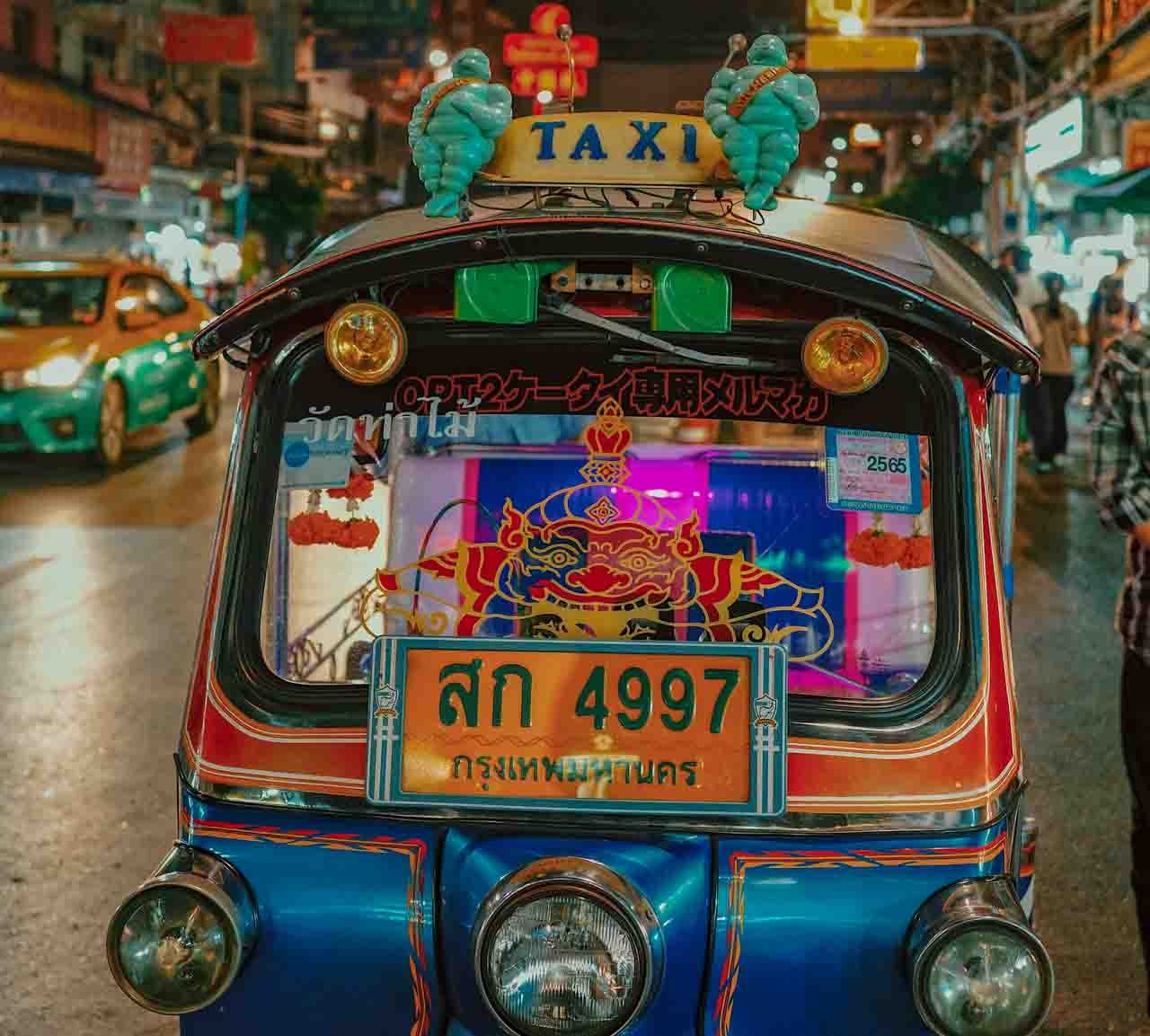 Os passeios de Tuk Tuk em Bangkok pode ser muito divertido para casais que estão na lua de mel na Tailândia Os transportes públicos são mais comuns em Phuket do que em Krabi.
