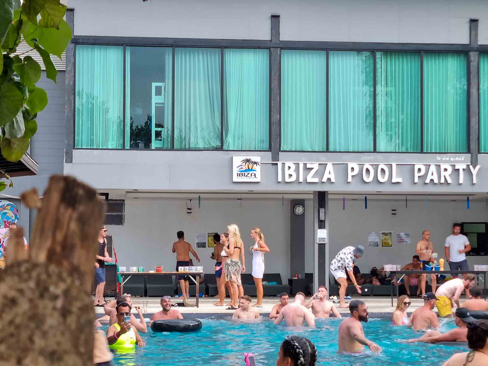 Piscina do Ibiza em Phi Phi, a pool party mais animada da ilha e da Tailândia.