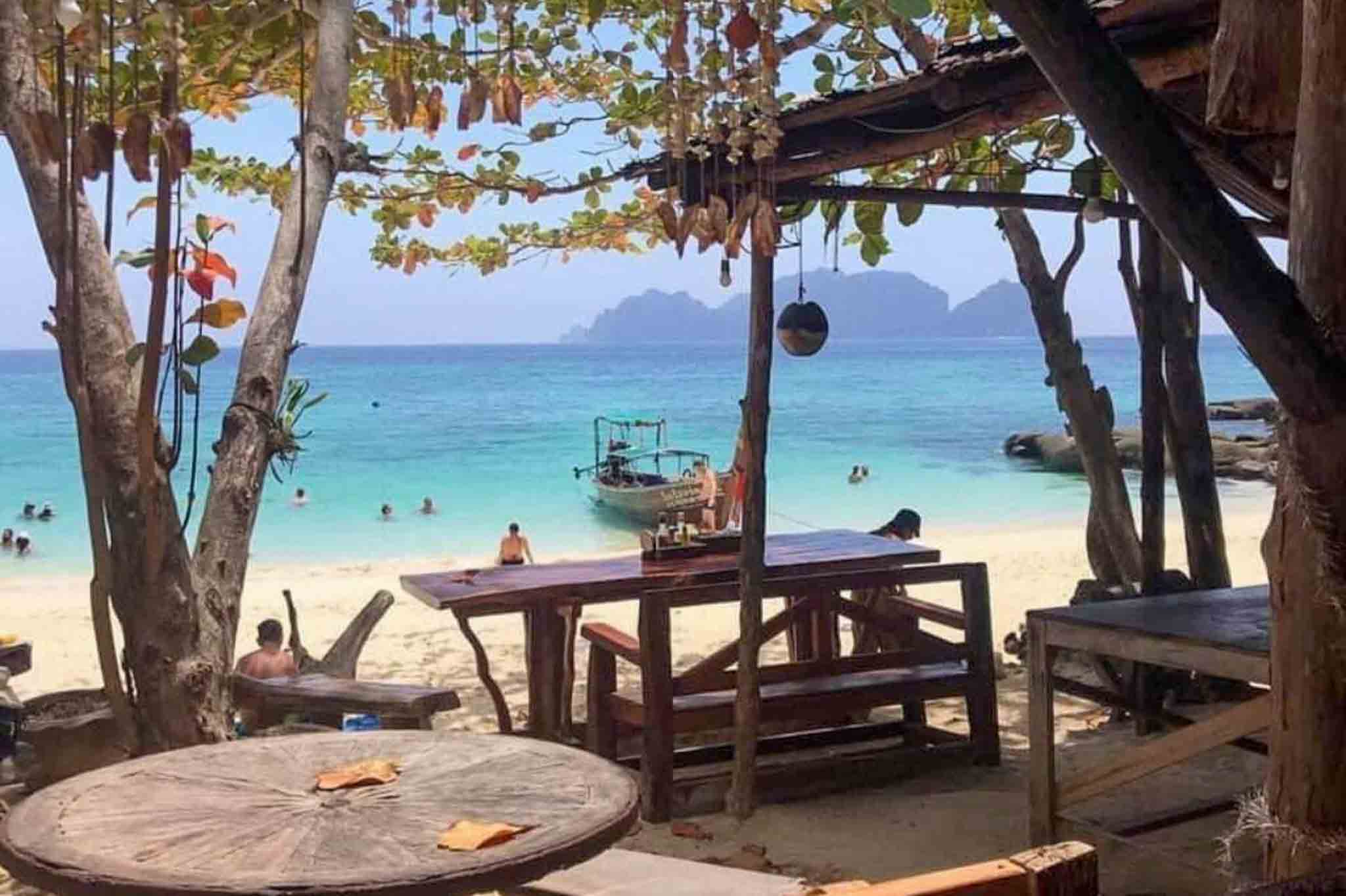 Restaurante perfeito de frente para o mar em Phi Phi é o Viking, no caminho de Long beach.