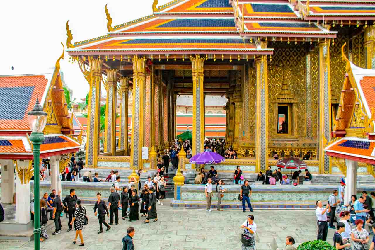 Pessoas visitando o Grand Palace em Bangkok