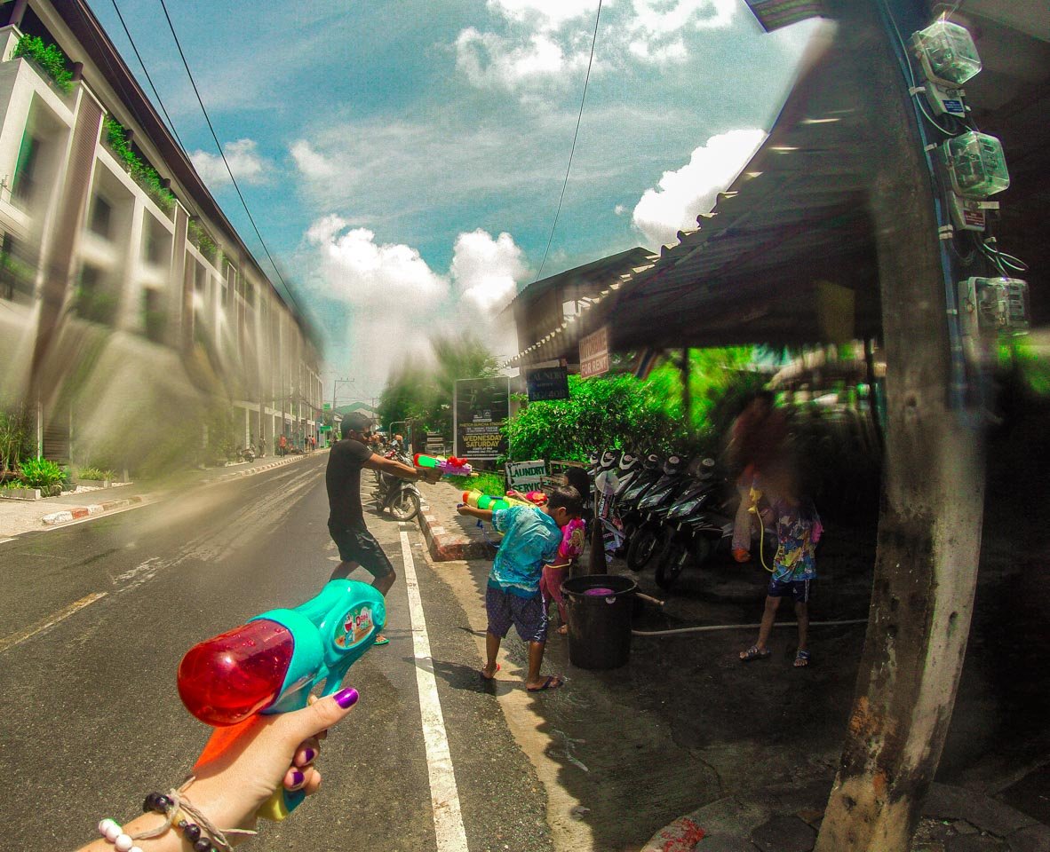 Durante o Songkran, as celebrações acontecem por todo o país, mas as regras para venda e consumo de álcool continuam valendo e podem existir restrições específicas Durante o Songkran, as celebrações acontecem por todo o país, mas as regras para venda e consumo de álcool continuam valendo e podem existir restrições específicas
