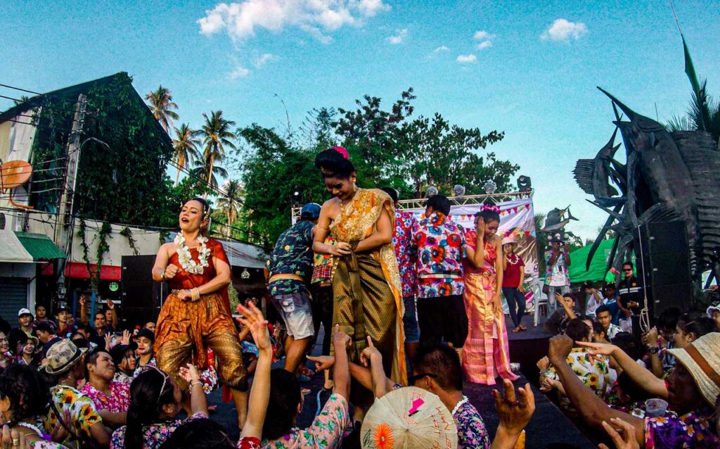 Songkran e seus shows maravilhosos com os tailandeses aproveitando.