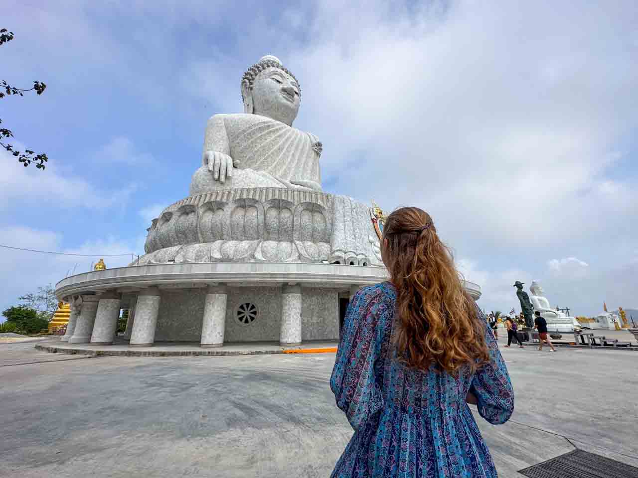 Victória admirando o maravilhoso Big Buddha em Phuket, um dos maiores templos e Budas do país.