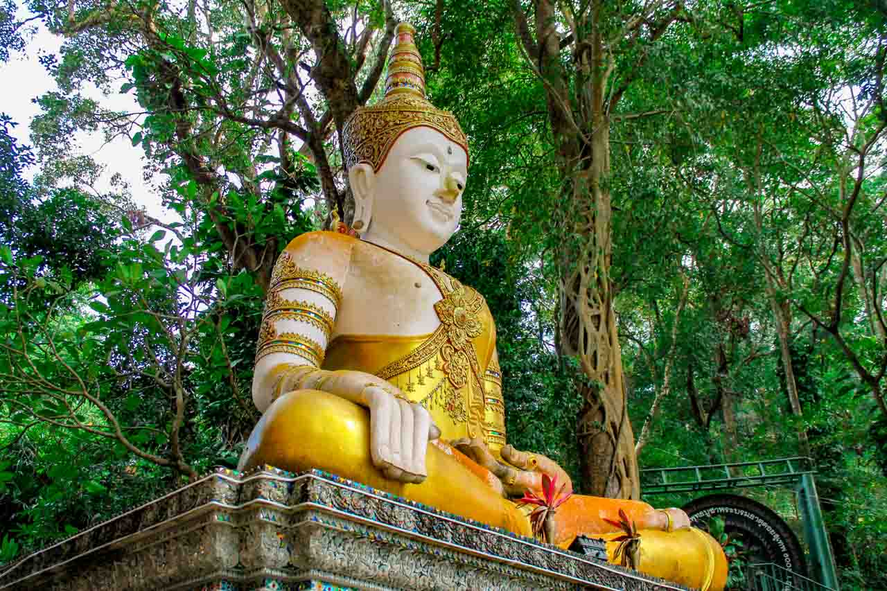 Para visitar os principais templos de Chiang Mai, você pode contar com os nossos passeios com guias em inglês, português e espanhol Para visitar os principais templos de Chiang Mai, você pode contar com os nossos passeios com guias em inglês, português e espanhol