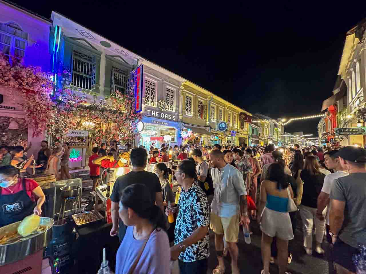 Phuket Town, o centrinho antigo de Phuket na Tailândia é super movimentado à noite efotogênico durante o dia.