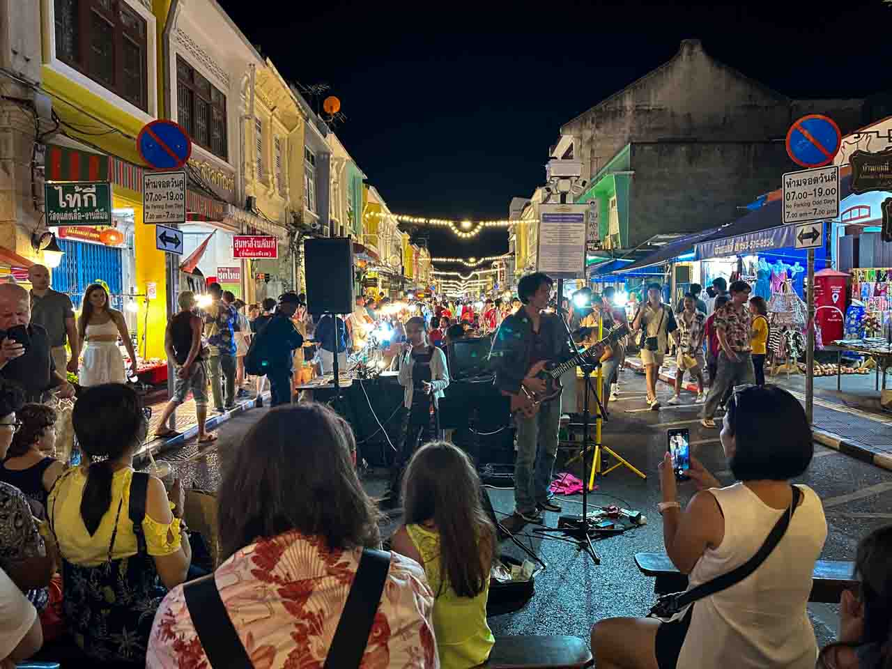 Um dos principais lugares para visitar em Phuket são os mercados noturnos, para comer e fazer compras.