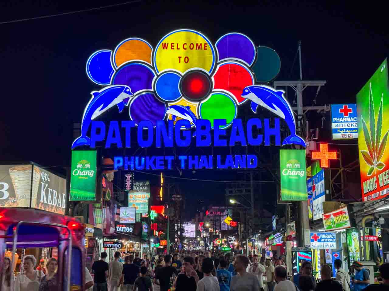 Rua de agito, prostituição e baladas em Phuket: Bangla road, uma das principais opções do que fazer a noite em Phuket na Tailândia