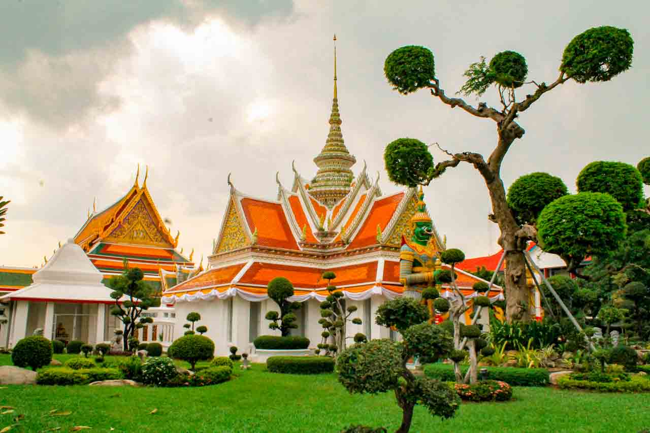 Passeio pelos templos de Bangkok em português com guia em português pela Tailandiando
