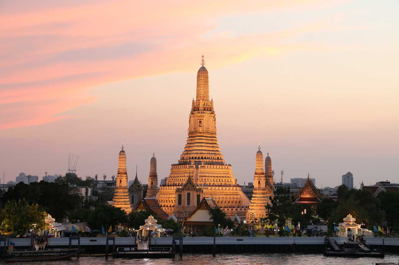 Mesmo com chuvas em outubro, visitar templos como Wat Arun em Bangkok é uma ótima opção do que fazer na Tailândia em outubro.