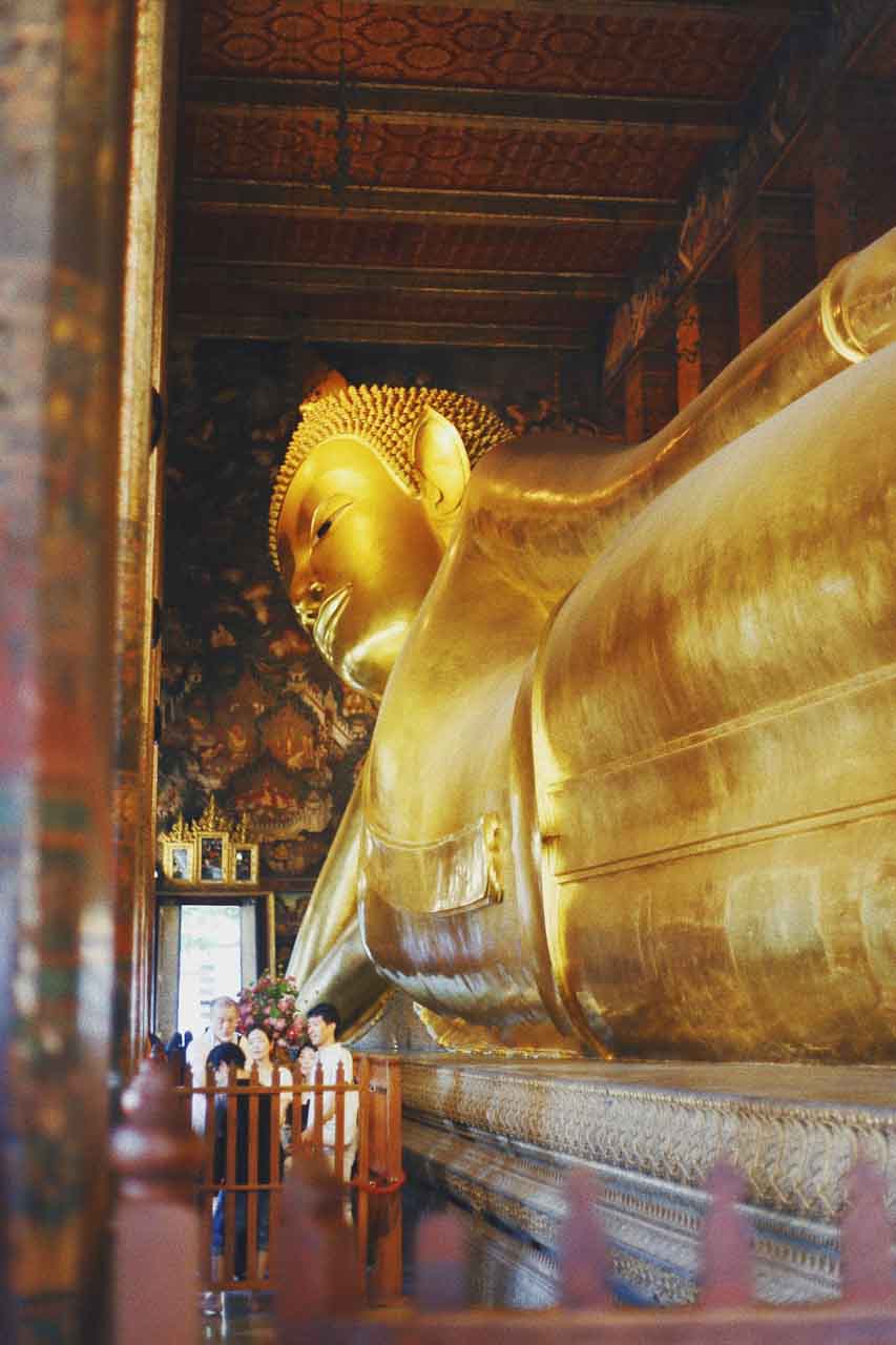 O Wat Pho abriga um buda deitado coberto de ouro e é um dos templos mais famosos de Bangkok