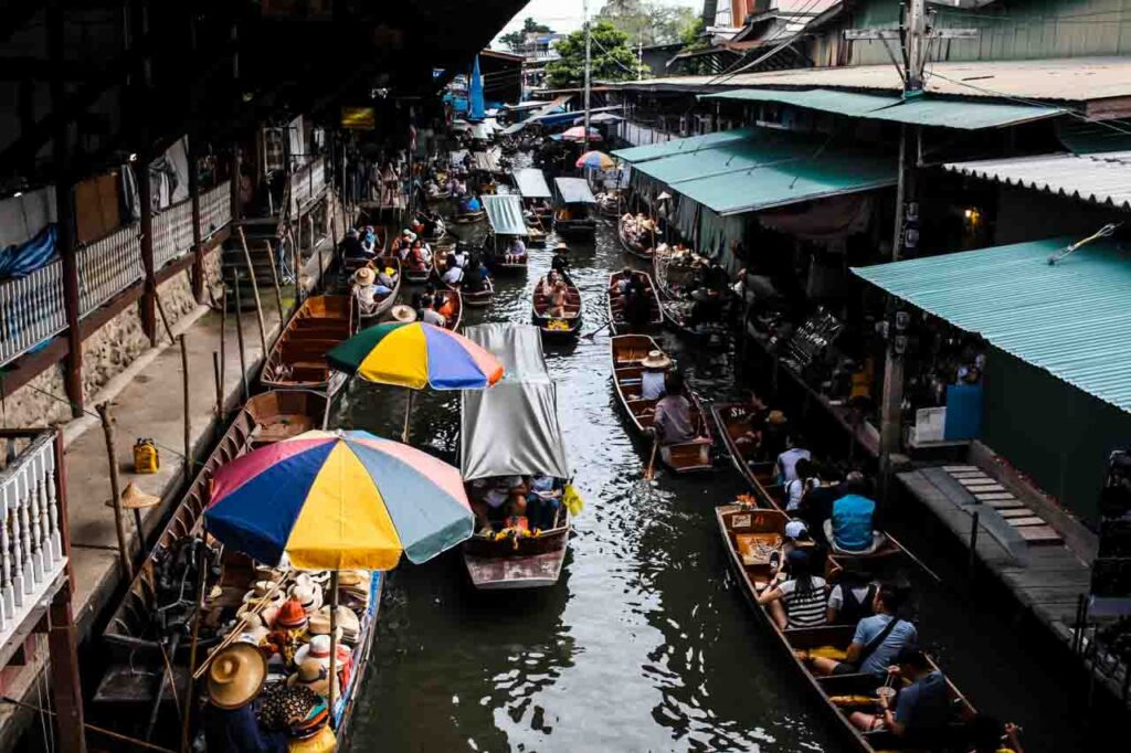 Trânsito caótico e organizado dos barcos no mercado flutuante de Damnoen Saduak. - Onde ficar em Bangkok