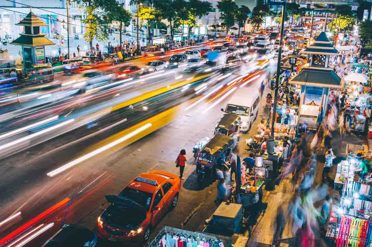Trânsito de carros à noite em Bangkok