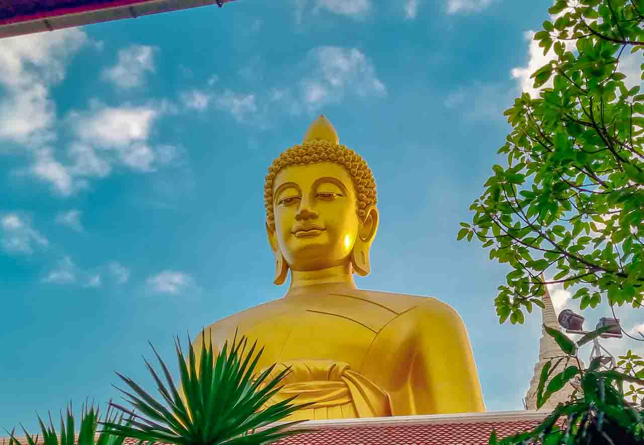 O Wat Paknam tem um Buda que possui impressionantes 69 metros de altura e 40 metros de largura O Wat Paknam tem um Buda que possui impressionantes 69 metros de altura e 40 metros de largura