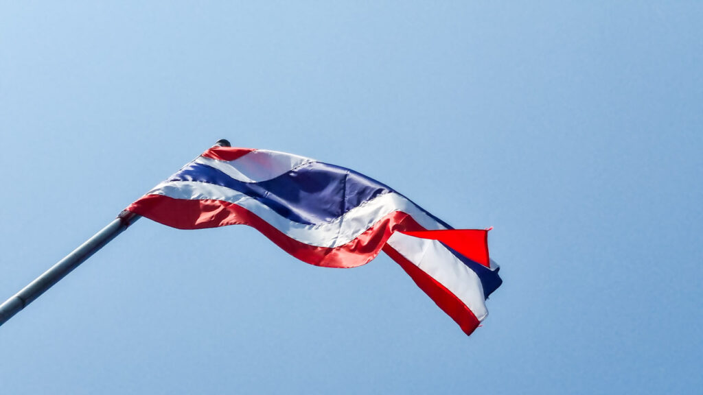 Bandeira da Tailândia com o céu azul e maravilhoso do país.