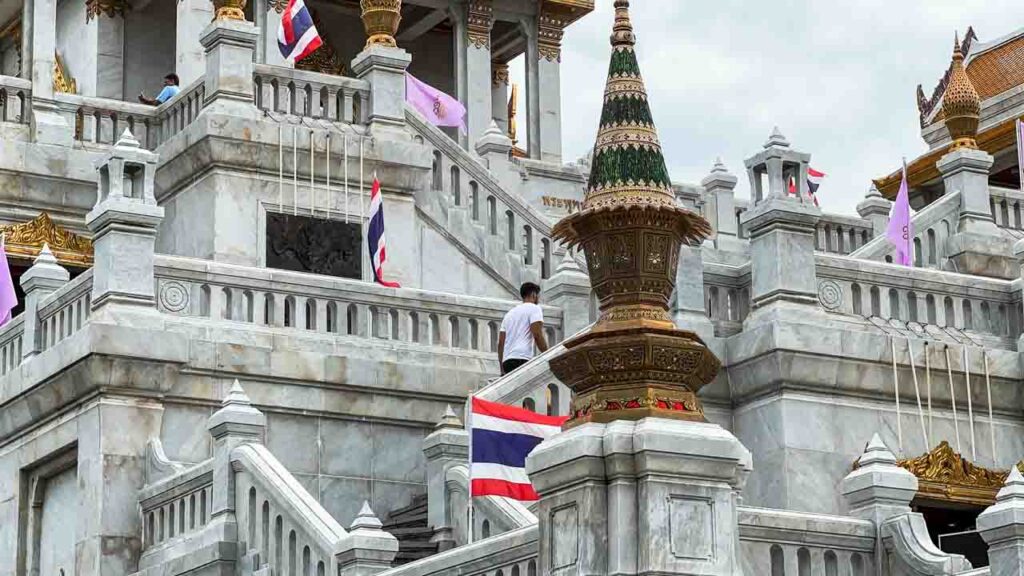 Bandeiras tailandesas no Wat Traimit, o templo do Buda de Ouro, visitado durante o passeios dos templos de Bangkok.