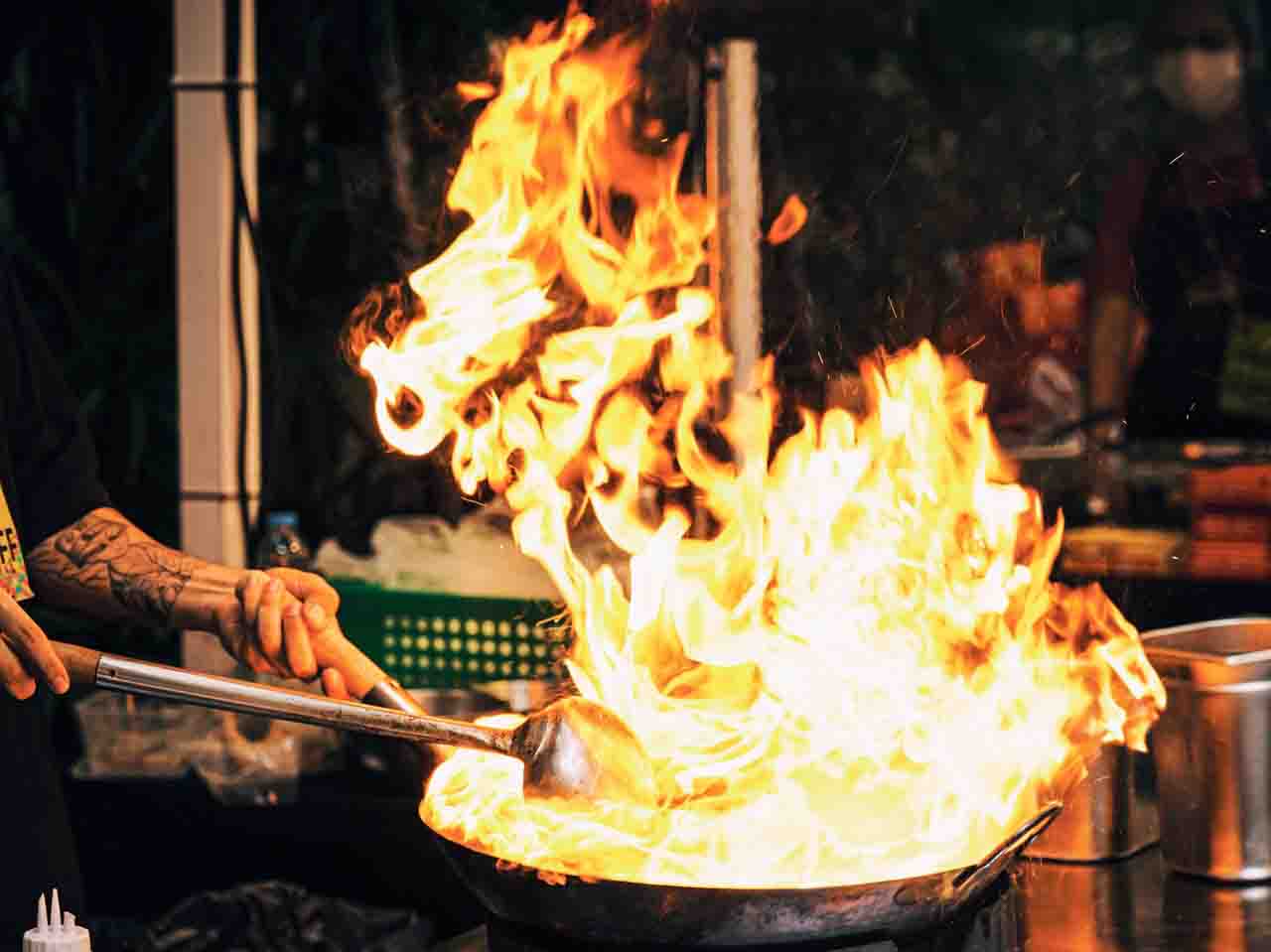 A preparação do Pad Thai, um dos pratos principais da Tailândia.