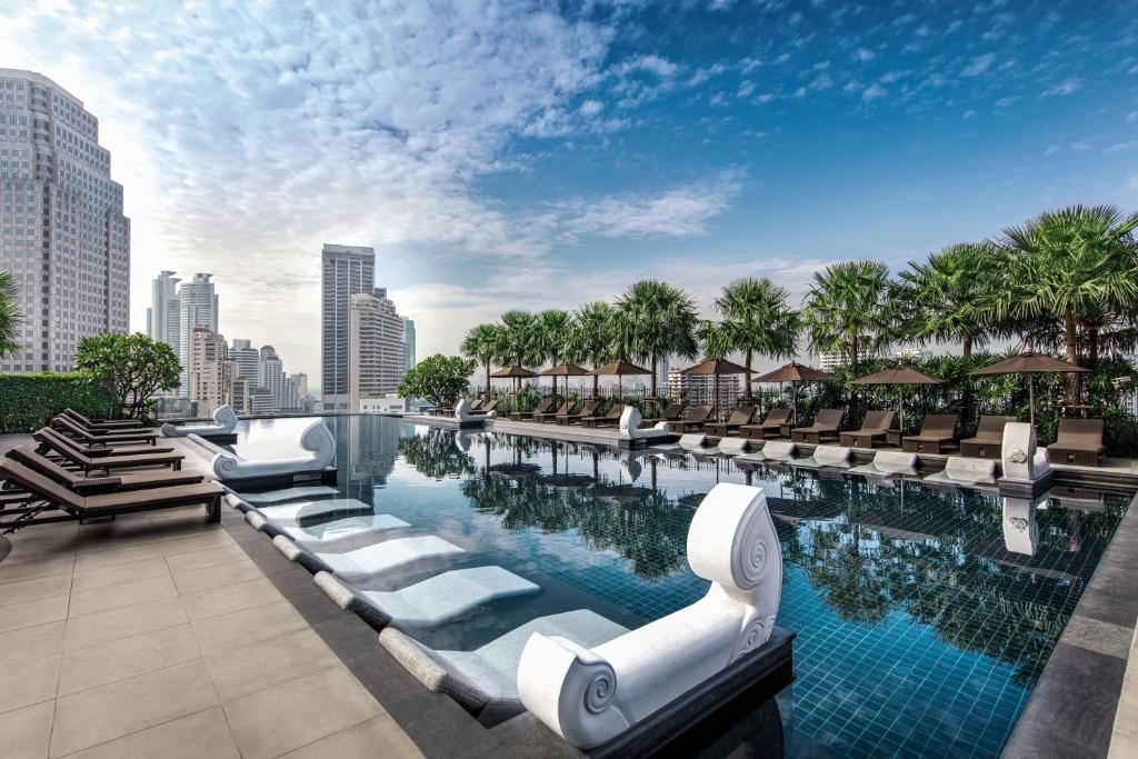 Piscina no Rooftop do hotel Grande Centre na região de Sukhumvit, uma das melhores para ficar em Bangkok