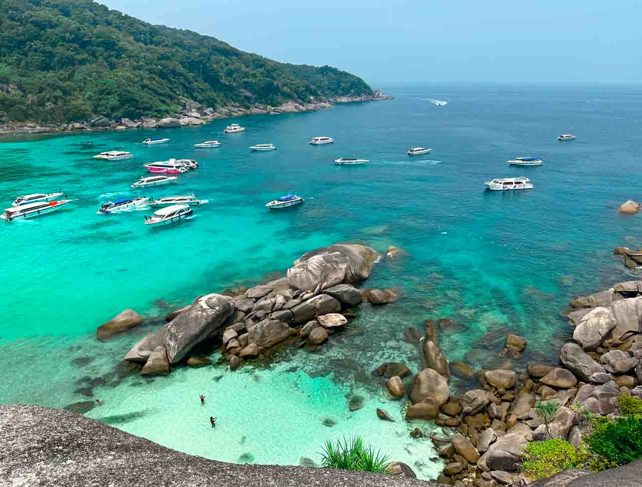 Outubro marca a reabertura das Ilhas Similan, quando suas &aacute;guas cristalinas voltam a receber visitantes ap&oacute;s o per&iacute;odo de preserva&ccedil;&atilde;o ambiental.