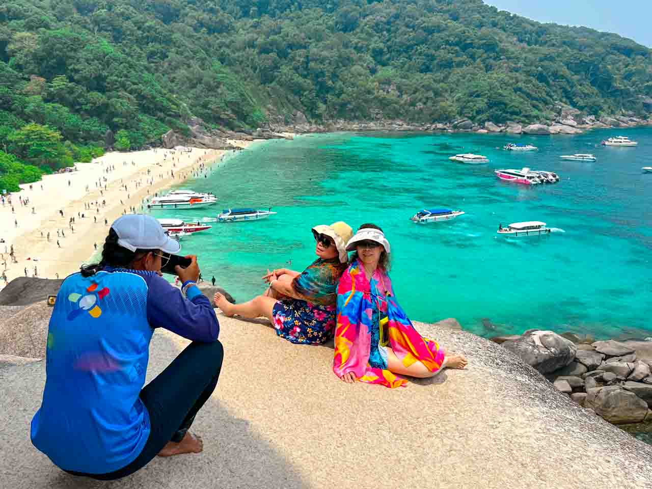 Turistas felizes tirando foto na impressionante Similan Islands, em Phuket.