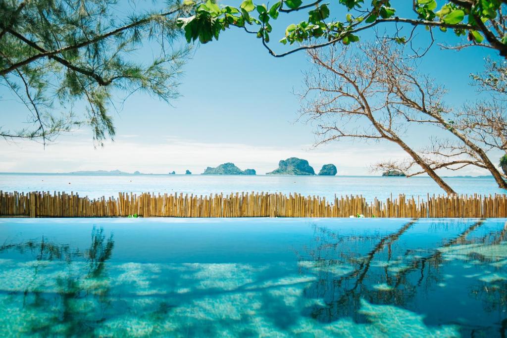 Piscina do hotel Rayavadee, um dos mais luxuosos de Krabi - pacote viagem tailânda