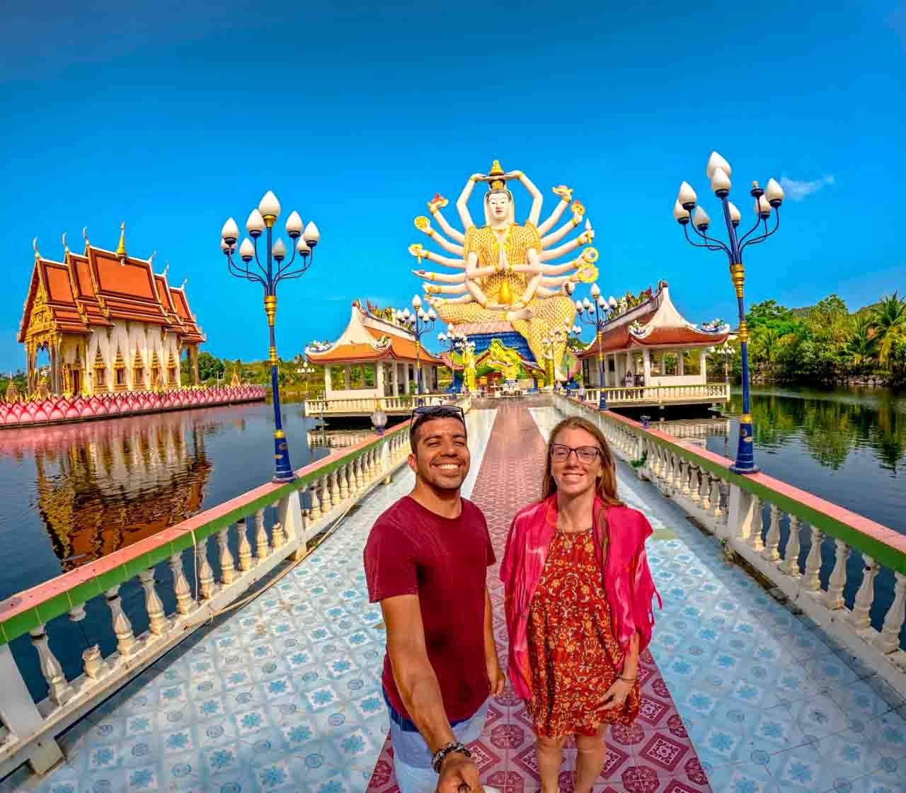 Wat Plai Laem, tornou-se um ponto de refer&ecirc;ncia em Koh Samui, com a Deusa Guanyin e seus dezoito bra&ccedil;os, em destaque.