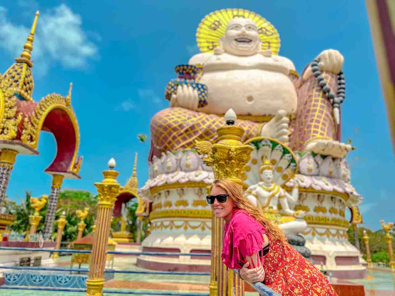 Vitória com lenço para cobrir o ombro em uma visita ao Wat Plai Laem.