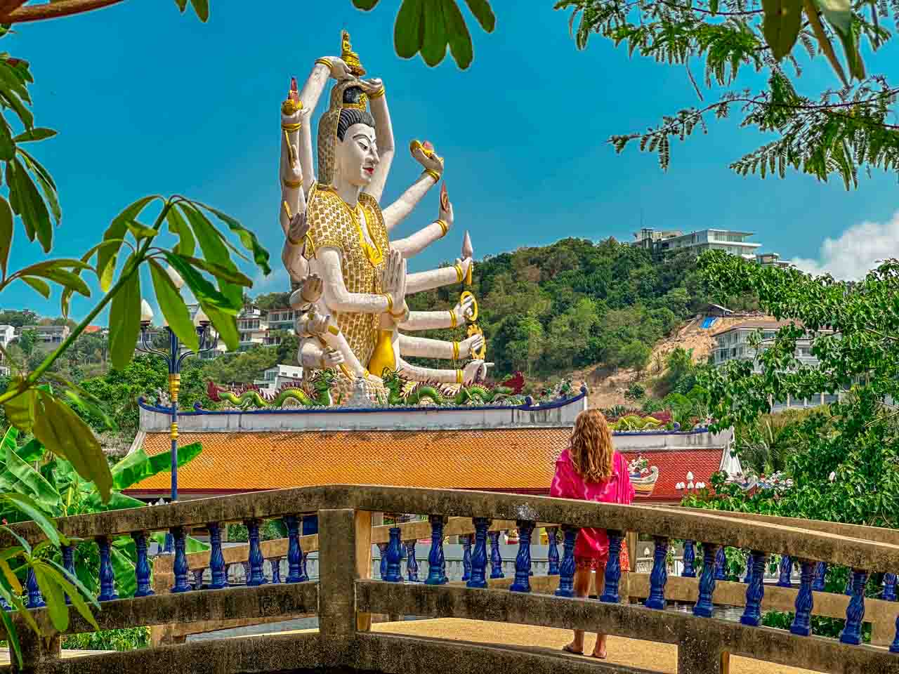 Wat Plai Laem Buda, fica em Koh Samui, que recebe poucos voos por semana.