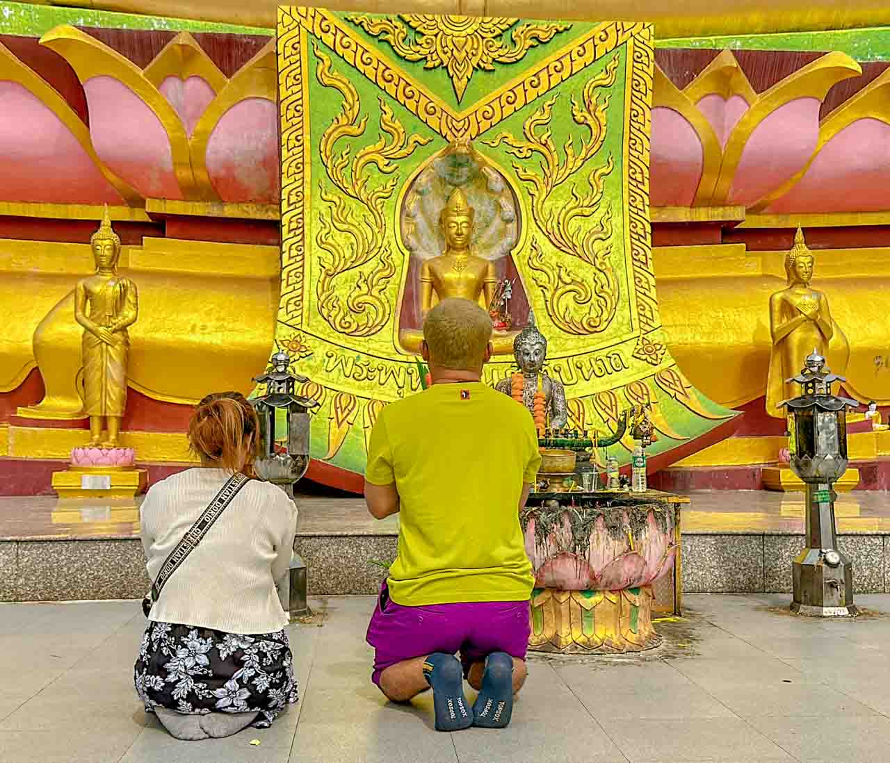 Casal usando apenas meias para visitar o Big Buddha em Koh Samui, na Tailândia.