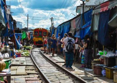 Mercado do trem Maeklong Railway Market em Bangkok no pacote Tailândia 12 dias da Tailandiando