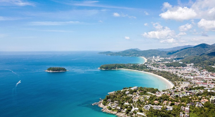 A Praia de Kata Noi em Phuket, precisa estar no seu roteiro de praias paradisíacas para visitar na Tailândia.