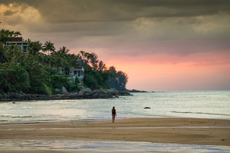 Kamala em Phuket, é uma praia perfeita para relaxar e curtir um belo pôr do sol.