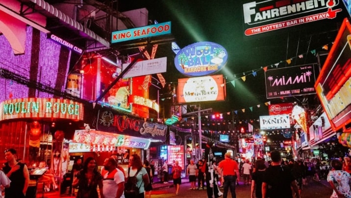 Walking Street é um dos pontos turísticos mais famosos de Pattaya e merece estar no seu roteiro de viagem.