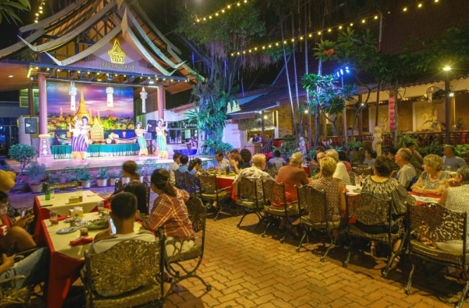 A decoração do Ruen Thai Restaurant, é bem característico da cultural tailandesa, e por isso é um dos restaurantes mais interessantes de Pattaya.