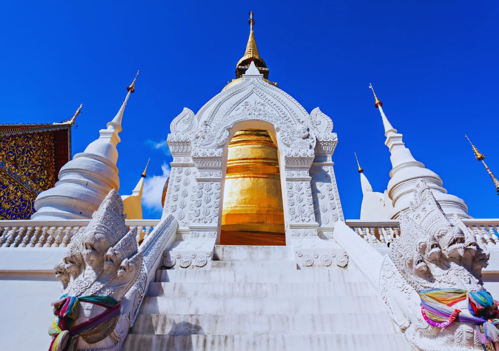Um dos templos mais bonitos de Chiang Mai é o Wat Suan Dok, que se destaca pela pagoda dourada em forma de sino, com 48 metros de altura no meio de uma construção toda branca Um dos templos mais bonitos de Chiang Mai é o Wat Suan Dok, que se destaca pela pagoda dourada em forma de sino, com 48 metros de altura no meio de uma construção toda branca