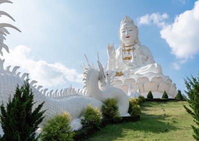 A enorme est&aacute;tua de Guan Yin em um dos templos mais importantes de Chiang Rai