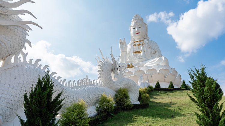 A enorme estátua de Guan Yin em um dos templos mais importantes de Chiang Rai A enorme estátua de Guan Yin em um dos templos mais importantes de Chiang Rai