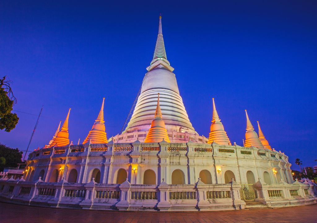 O Wat Prayoon é um templo branco encantador, repleto de significados e um dos mais famosos de Bangkok O Wat Prayoon é um templo branco encantador, repleto de significados e um dos mais famosos de Bangkok