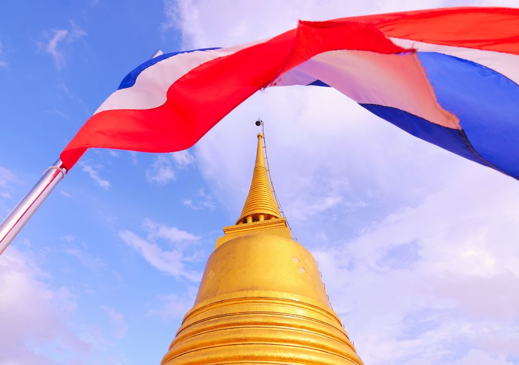 Wat Saket se destaca na paisagem da cidade com seu majestoso chedi dourado Wat Saket se destaca na paisagem da cidade com seu majestoso chedi dourado