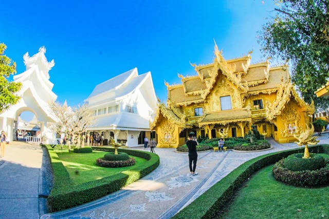 O luxuoso banheiro do Templo Branco em Chiang Rai O luxuoso banheiro do Templo Branco em Chiang Rai