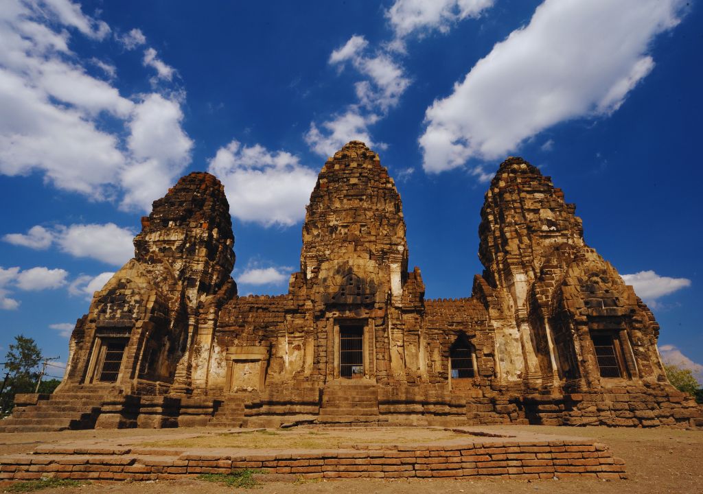 O Phra Prang Sam Yod é popularmente conhecido como Templo dos Macacos devido à grande quantidade de macacos que habitam o local.
