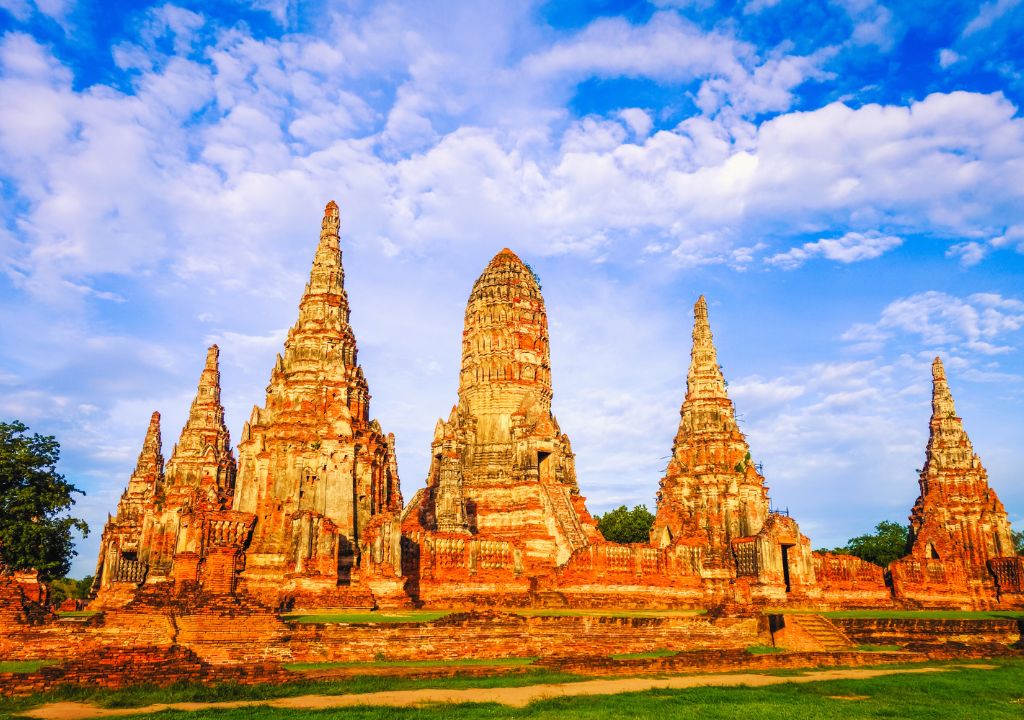 O Wat Chaiwatthanaram se destaca por sua arquitetura imponente