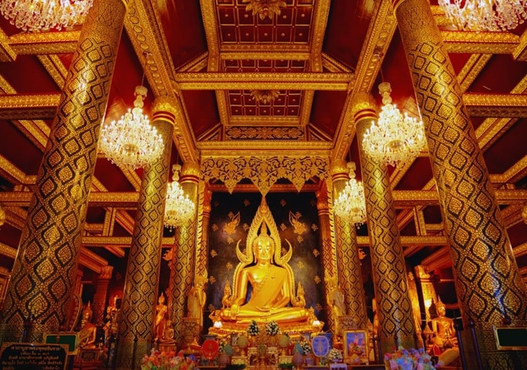 O Wat Phra Si Rattana Mahathat, é um dos templos mais famosos em Phitsanulok