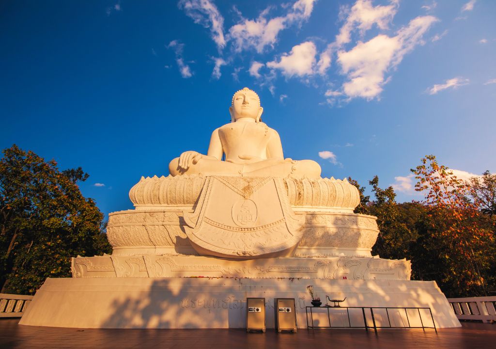 O Wat Phra That Mae Yen também é conhecido como o Templo do Buda Branco