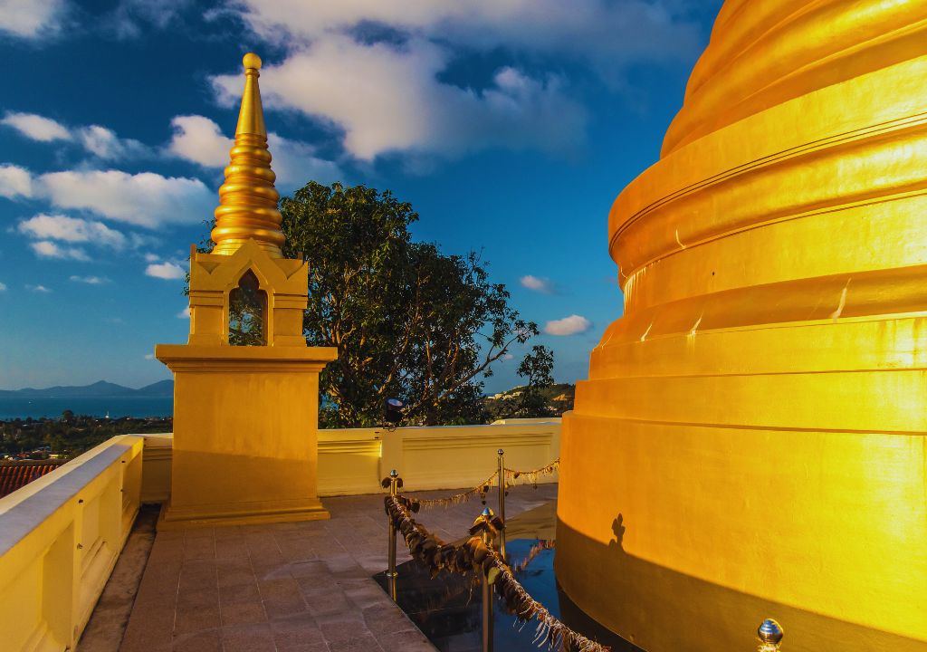 O Wat Tham Khao Hua Jook, oferece uma das vistas panorâmicas mais deslumbrantes de Lopburi